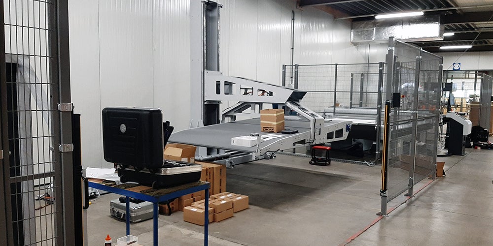 Nieuwe Zünd plotter installatie in volle gang Nieuwe Zünd plotter installatie in volle gang