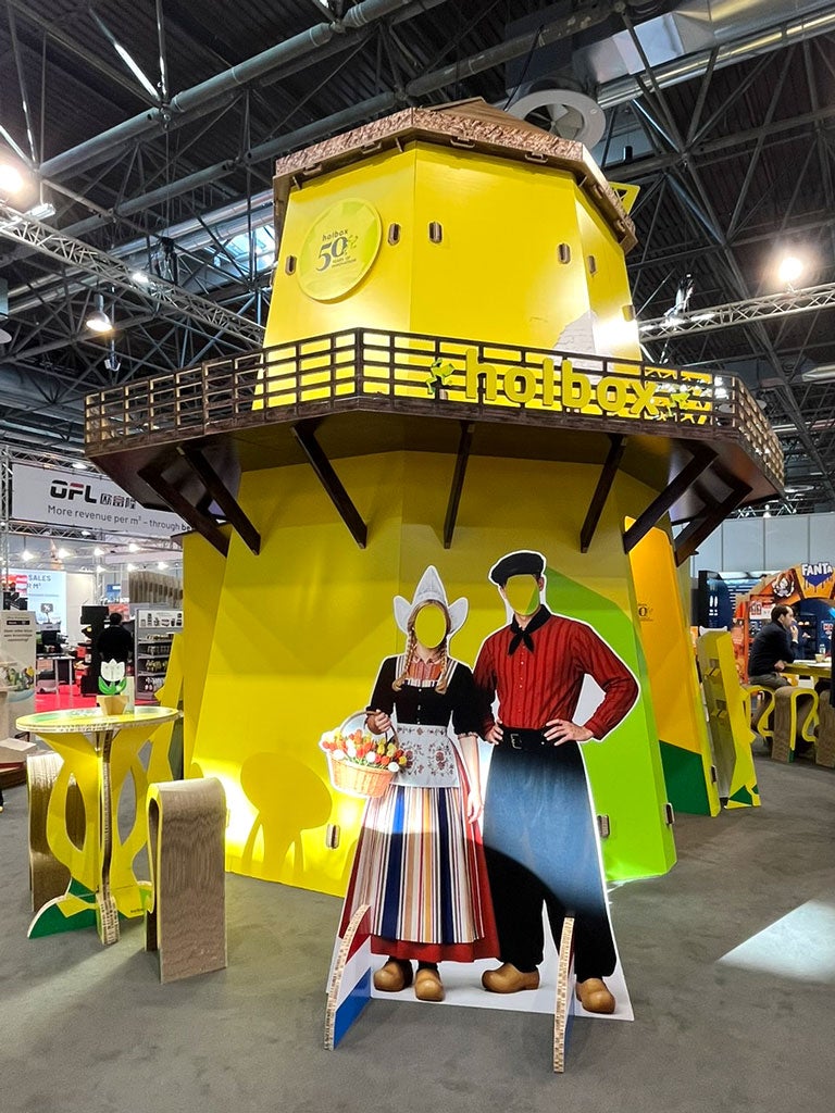 Molen met levensgrote stand-in figuren Molen met levensgrote stand-in figuren