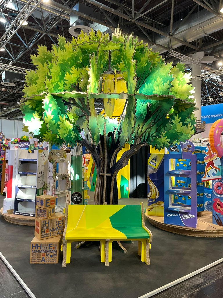 Kartonnen boom met bankje Euroshop Kartonnen boom met bankje Euroshop